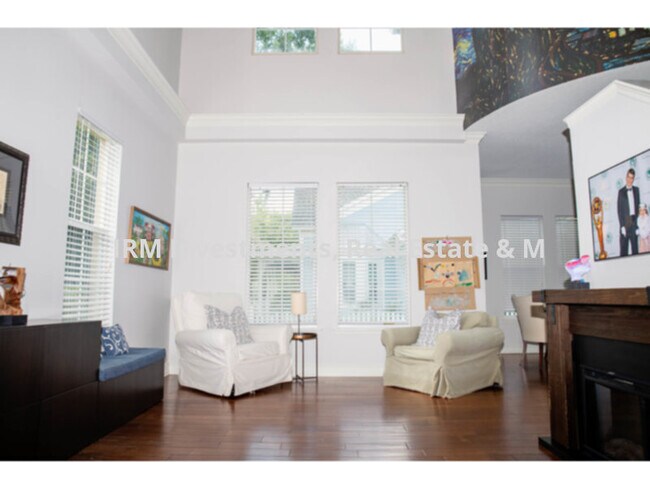 Foto del edificio - 4 bedroom house with pool excellent location!!