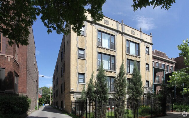 Building Photo - 5400 W Cornelia Ave