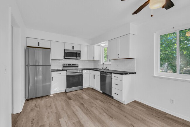Foto del edificio - 3702 NE 69th St