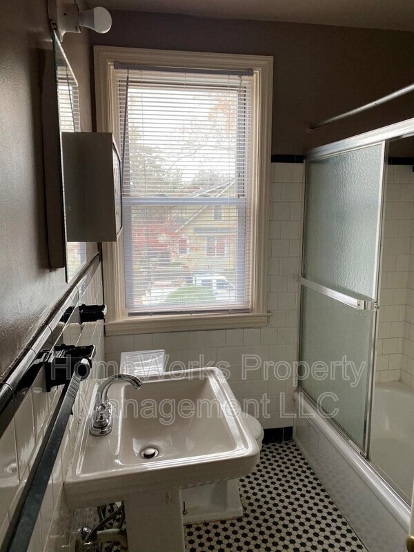 Building Photo - 4130 Woodhaven Ave