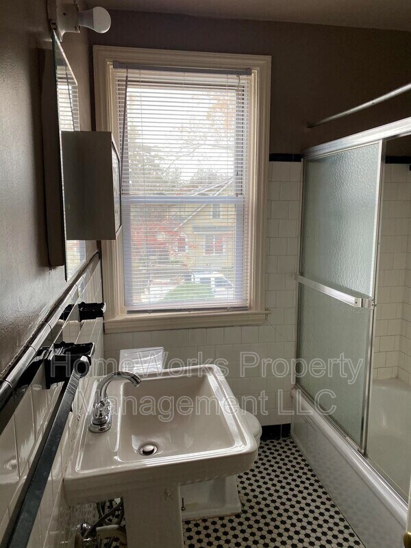 Foto del edificio - 4130 Woodhaven Ave
