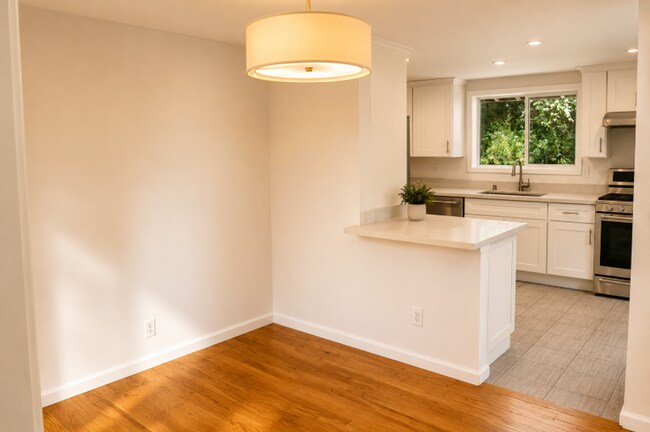 Foto del edificio - Serene Redwood Retreat with Updated Kitchen, Modern Baths, Fireplace & Expansive Deck