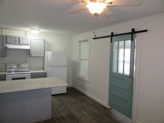 Building Photo - 1511 Molitor Ave