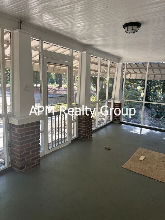 Building Photo - Private Country Feel Close to Downtown