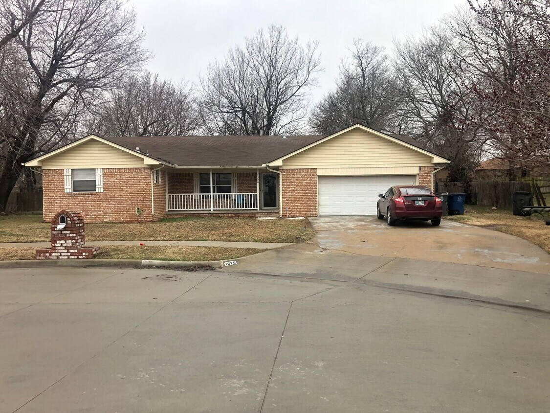Primary Photo - 1220 N Elgin Ave