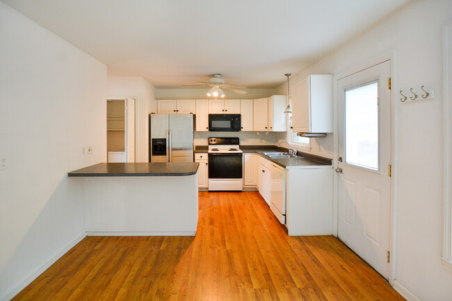 Building Photo - Adorable Townhouse in Rosemead Subdivision
