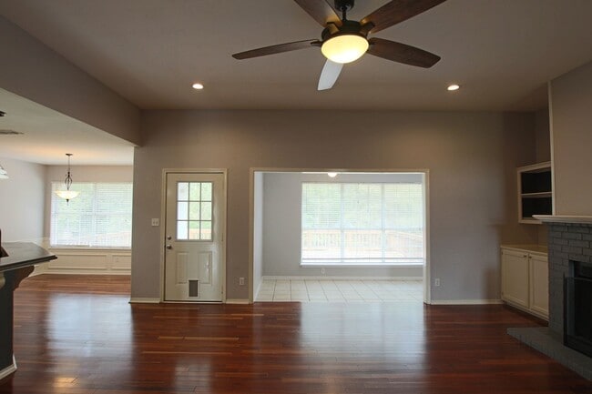 Foto del edificio - COMING SOON! Stunning 3 Bed 2 Bath Home in Lindale ISD!