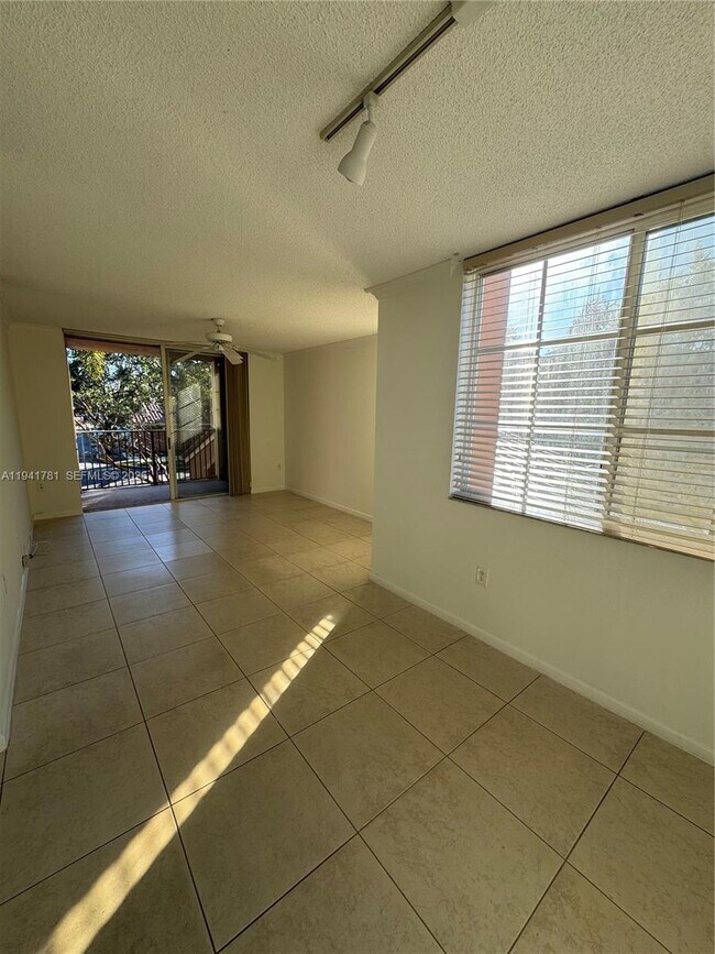 Foto del edificio - 4840 N State Rd 7