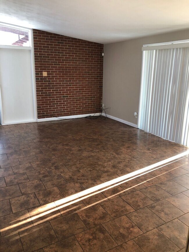 Foto del edificio - Coming soon! Bright and Spacious 4 Bedroom...