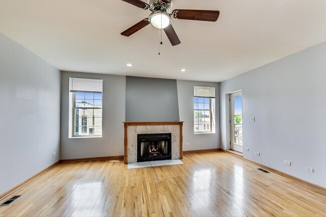 Building Photo - 2032 W Division St