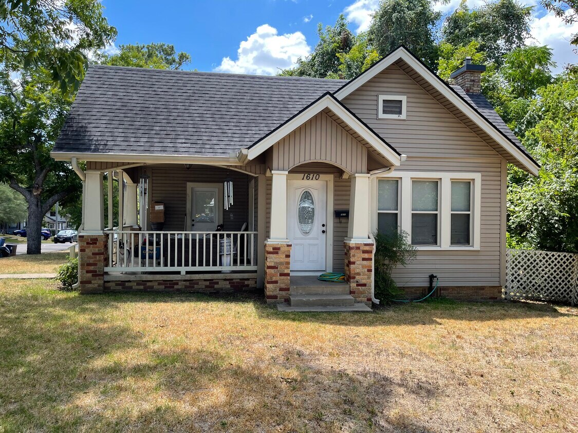 Front - 1610 S Austin St