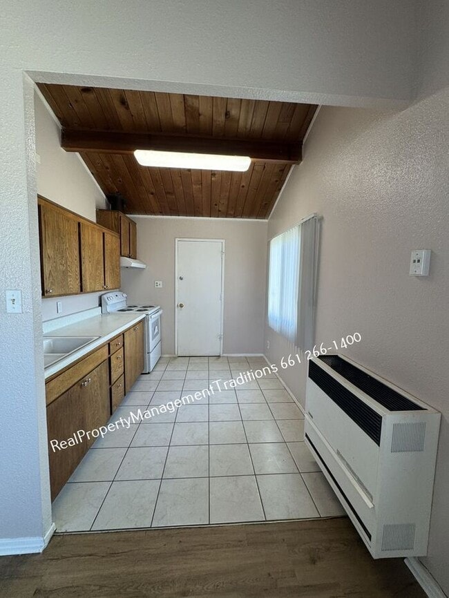 Building Photo - Charming 2 + 1 Duplex in Rosamond