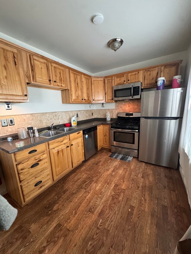 Newer Kitchen - 5905 N Lombard St