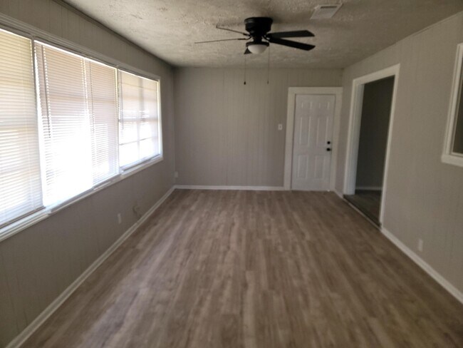 Foto del edificio - 5934 Ridgeway Dr