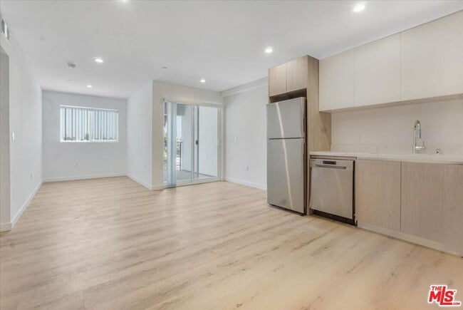 Building Photo - 10918 Camarillo St