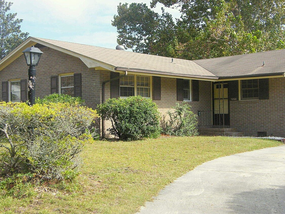 Primary Photo - 3 br, 2 bath House - 1068 Honeysuckle Ln.