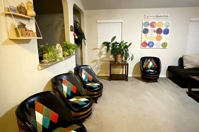 Foto del edificio - 1610 Windridge Dr