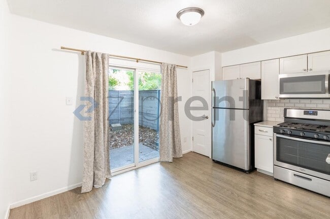 Building Photo - Unit B