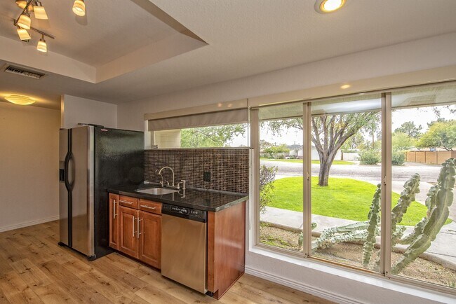 Building Photo - 720 W Rose Ln Phoenix, AZ 85013