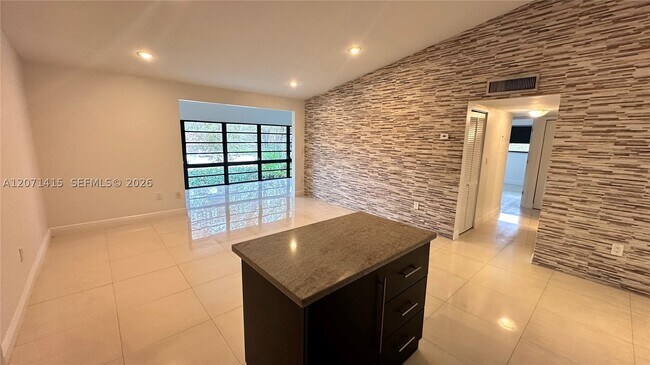 Foto del edificio - 4944 NW 102nd Ave