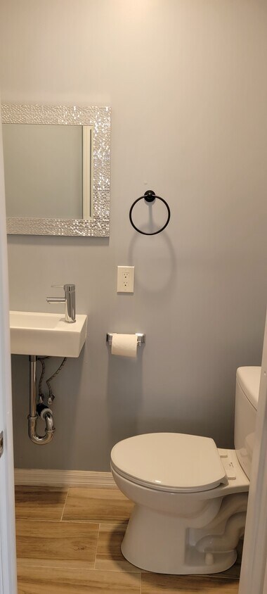 Half restroom - 1417 Milton Ave