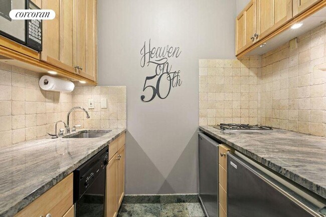 Foto del edificio - 350 W 50th St