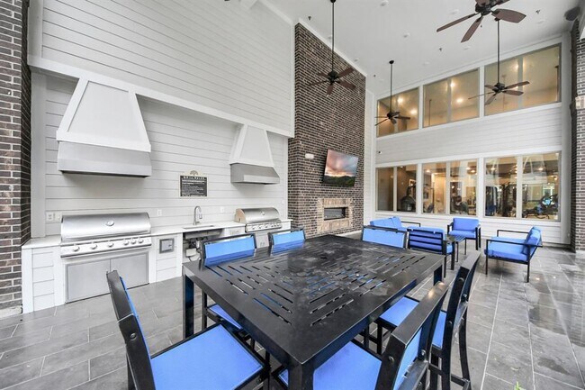 Building Photo - 4840 N Shepherd Dr
