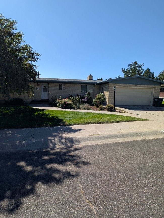 Building Photo - 675 University Dr