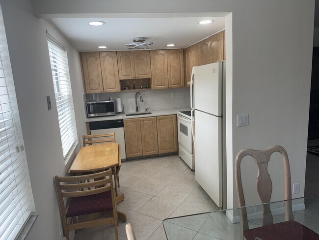 Building Photo - 283 Burgundy Ave