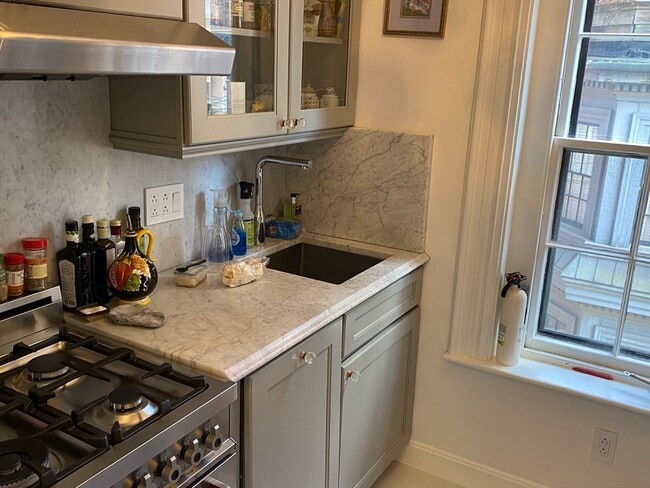 Building Photo - 88 Mt Vernon St