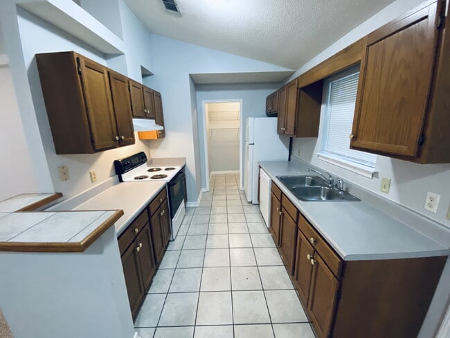 Building Photo - Fantastic location! This end unit offers t...