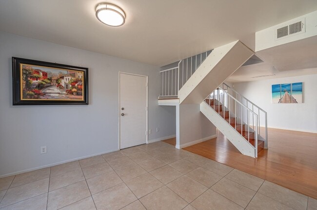 Building Photo - Beautiful Townhome in Garden Grove for Lease
