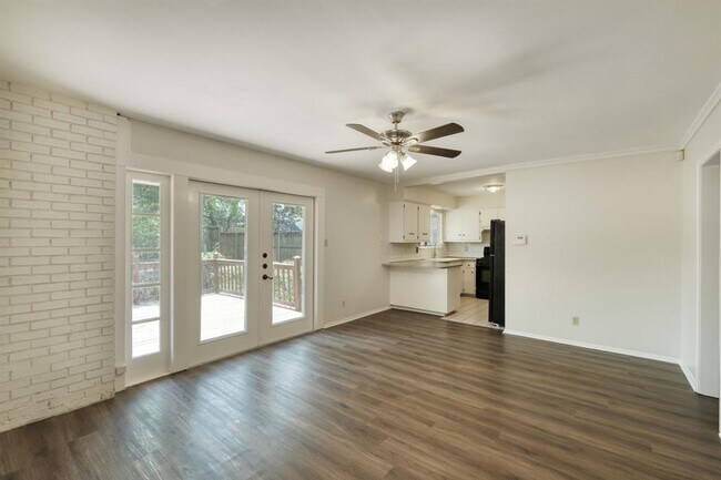 Foto del edificio - 2111 Falcon Hill Dr