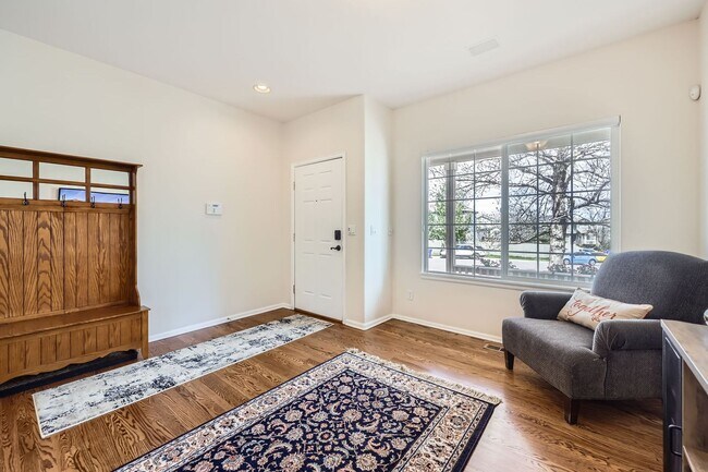 Foto del edificio - Walkability, Space, and Sunshine: 4Bd Home...