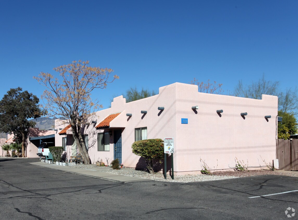 Foto principal - 3525 E Flower St