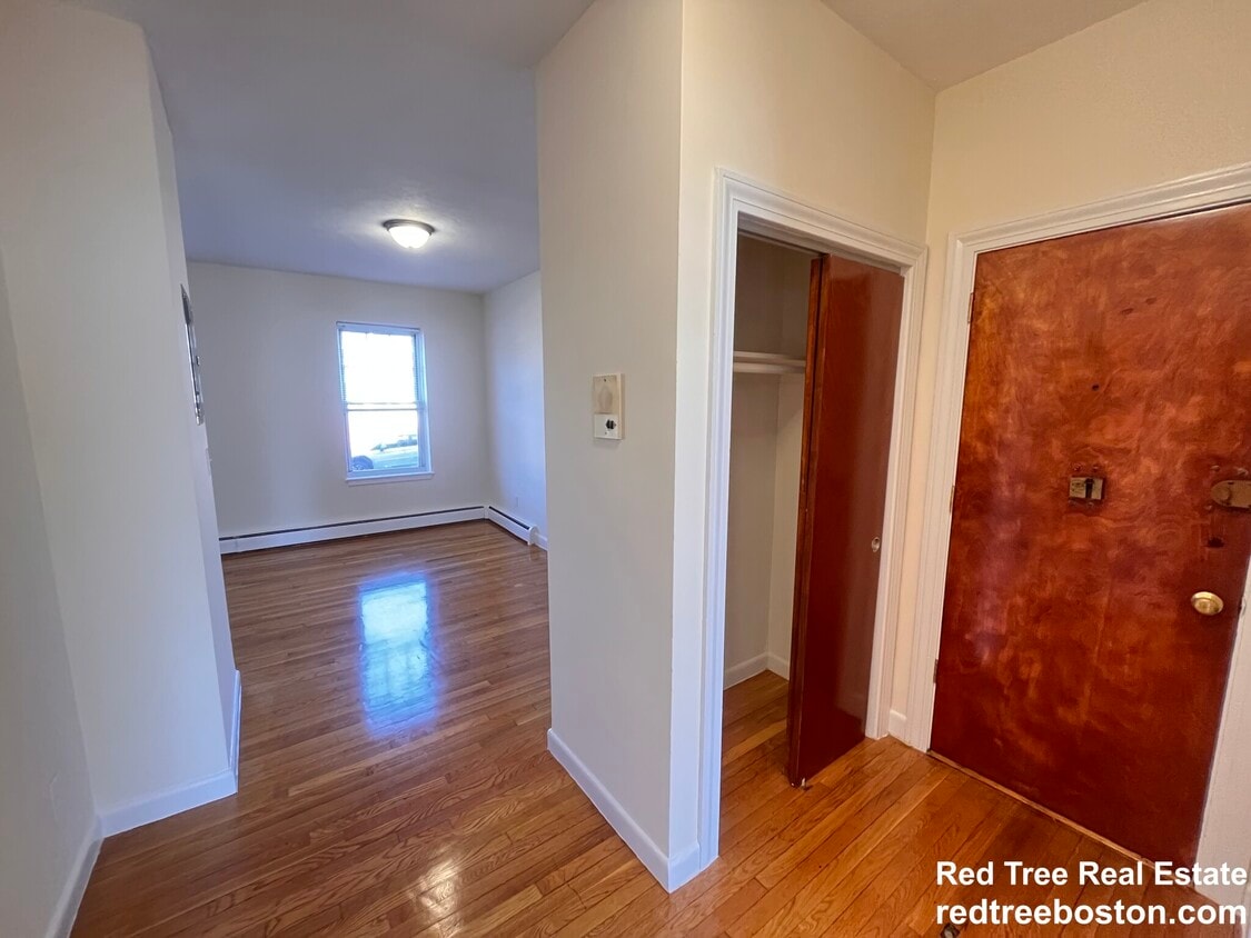 Primary Photo - 172 N Beacon St