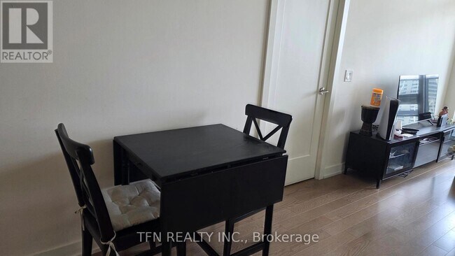 Photo du bâtiment - 330 Richmond St W