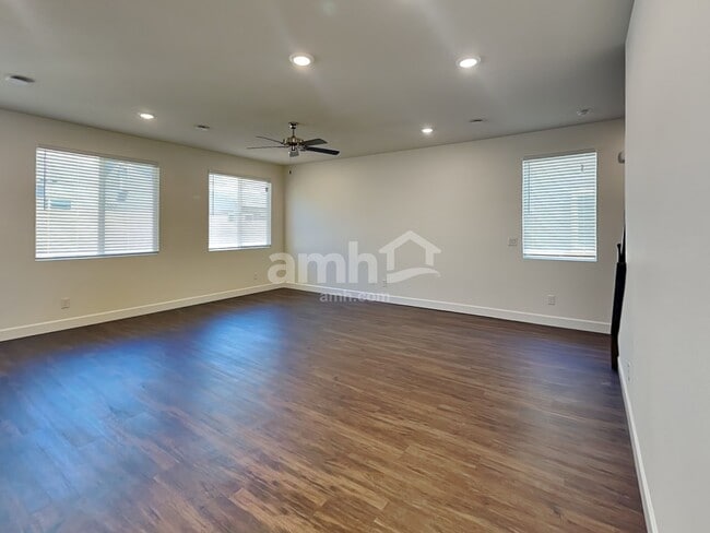 Foto del edificio - 8824 Tiger Tooth Ave