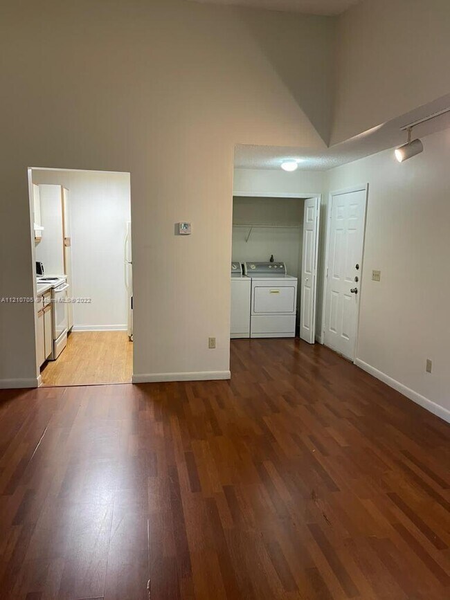 Foto del edificio - 4241 W McNab Rd