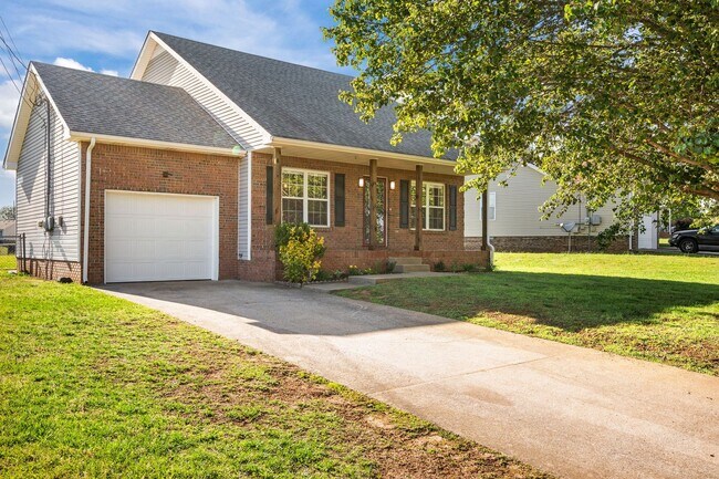 Foto del edificio - Move-In Special Available! Charming Brick Home with Soaring Ceilings & Updated Finishes!