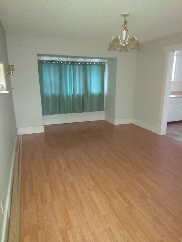 Primary Photo - 1308 E Queen Ave