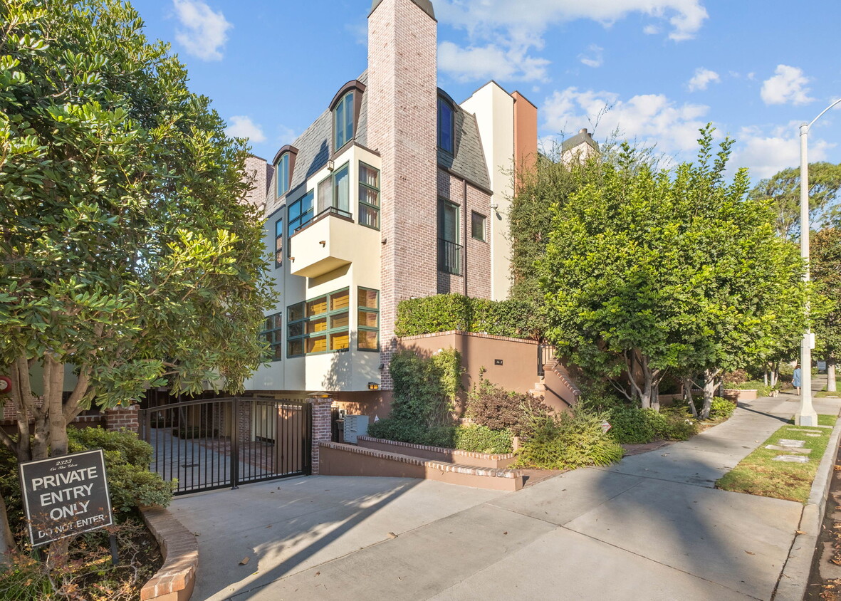 Apartments On Beverly Glen