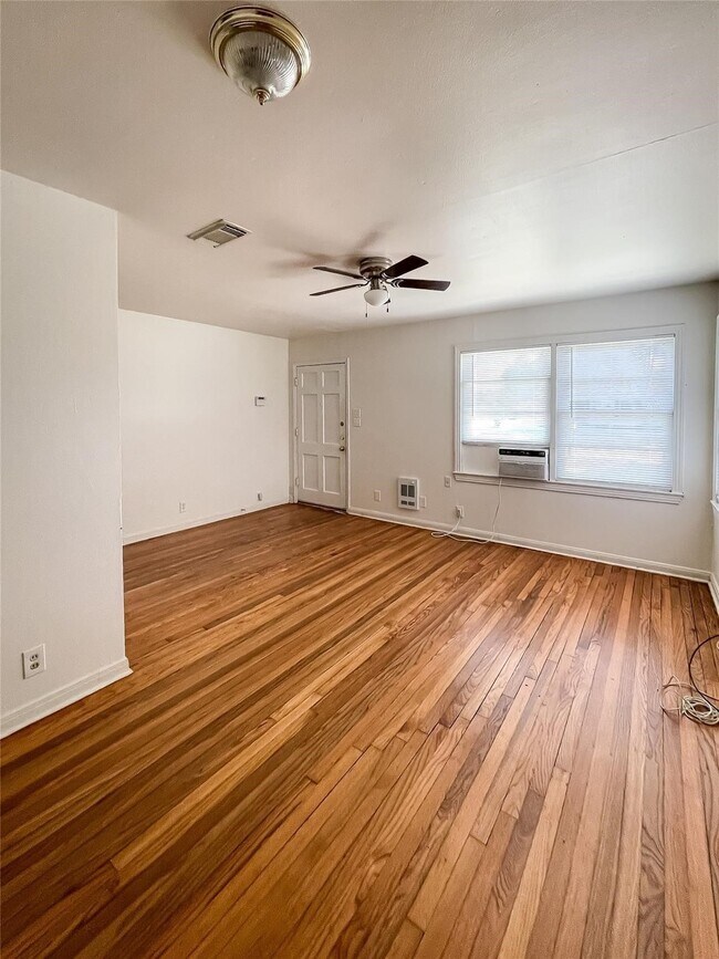 Foto del edificio - 1241 Chevy Chase Dr