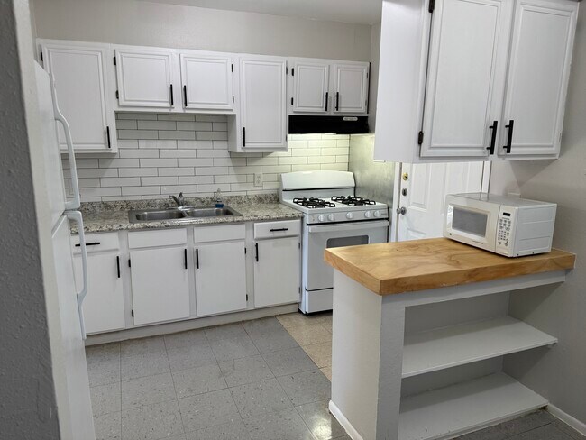 Foto del edificio - 114 Poppy St