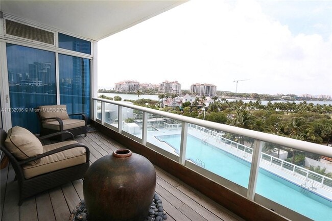 Foto del edificio - 100 S Pointe Dr