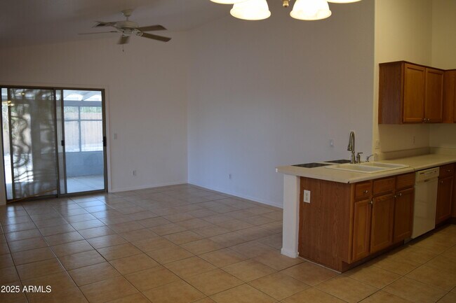 Foto del edificio - 15951 W Young St