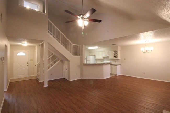 Building Photo - 8202 Los Ranchos Dr