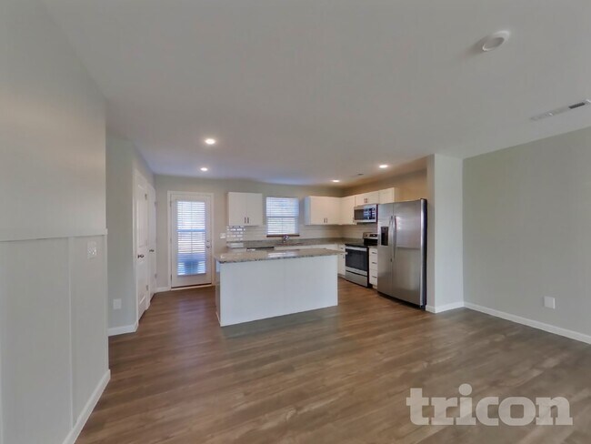 Foto del edificio - 1034 Cone Blvd