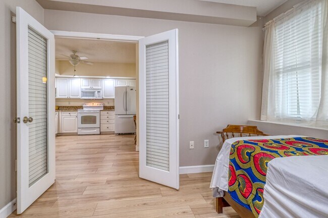 Foto del edificio - Updated 3 bedroom unit overlooking the Eas...