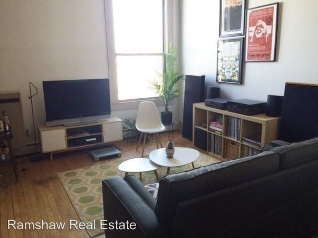 Primary Photo - 2 br, 1 bath Apartment - 202 W. Columbia Ave
